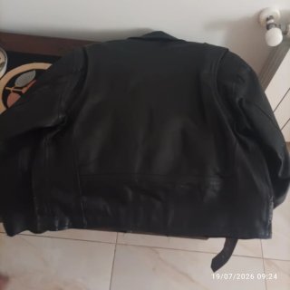 Cazadora de piel negra