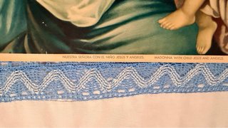 Vecchia cartolina con la Vergine e il Bambino e angeli