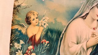 Vecchia cartolina con la Vergine e il Bambino e angeli
