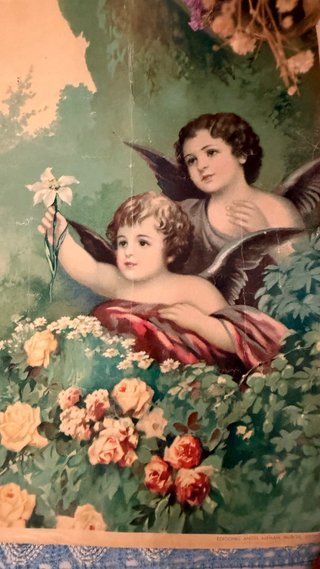 Vecchia cartolina con la Vergine e il Bambino e angeli