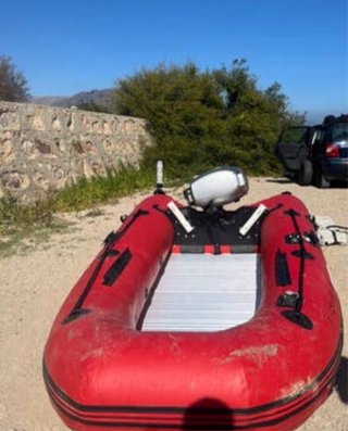 Bote inflable rojo con motor