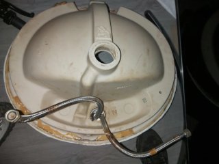 Lavabo de cerámica blanco con grifo