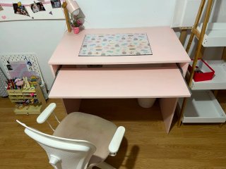 Escritorio estudio rosa