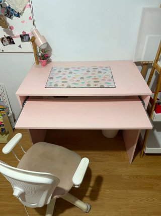 Escritorio estudio rosa