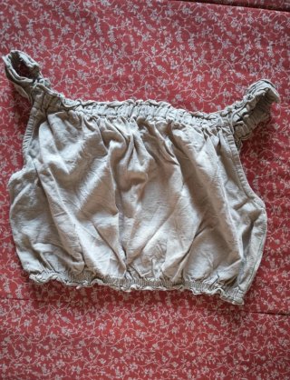 Top tirantes beige