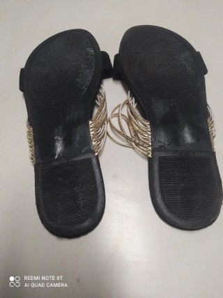 Sandalias negras con tiras doradas T41