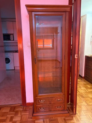 Vitrina de madera y cristal