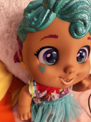 Muñeca bebé con pelo azul brillante