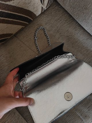 Bolso plateado con cadena