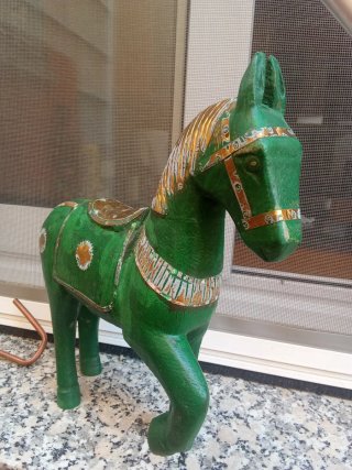 Caballo decorativo madera verde y dorado