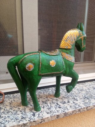 Caballo decorativo madera verde y dorado