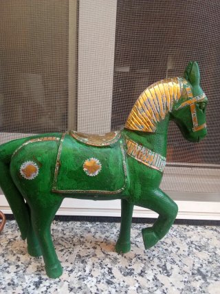 Caballo decorativo madera verde y dorado