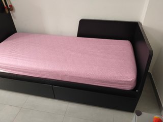 Divano letto nero con 2 cassetti
