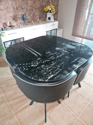 Mesa moderna con 4 sillas