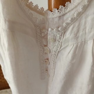 Vestido blanco con encaje y botones