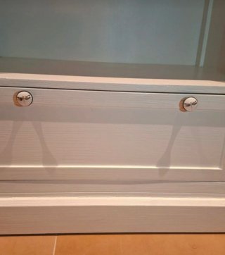 Estantería blanca de madera con cajón