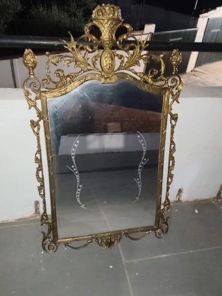 Espejo antiguo dorado con marco ornamentado