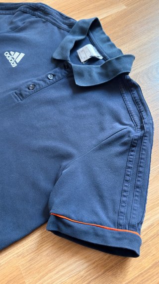 Polo Adidas Azul Talla L con Detalles Naranja