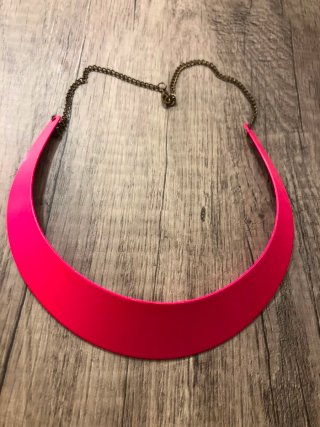 Gargantilla metálica rosa