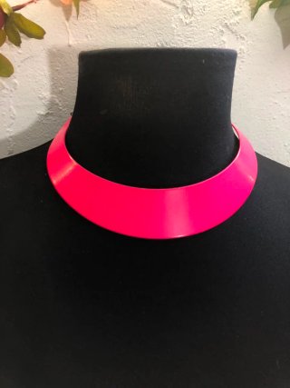 Gargantilla metálica rosa