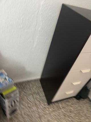 Cajonera negra y blanca con 5 cajones
