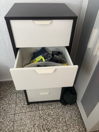 Cajonera negra y blanca con 5 cajones