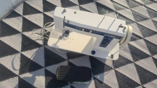Máquina de coser Sigma blanca