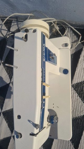 Máquina de coser Sigma blanca