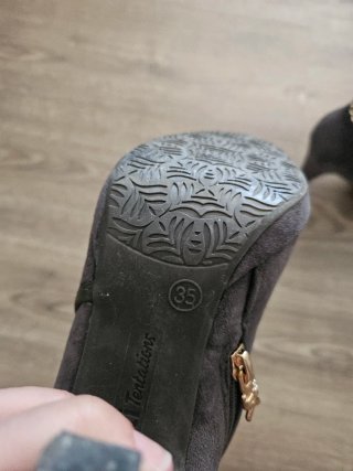 Botines de ante gris con cadena dorada