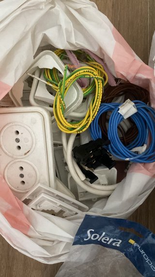 Lote material eléctrico: enchufes y cables