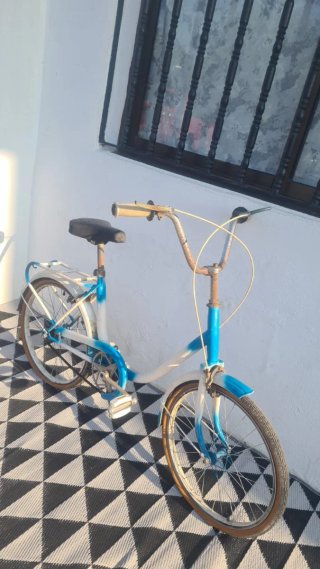 Bicicleta plegable azul y blanca