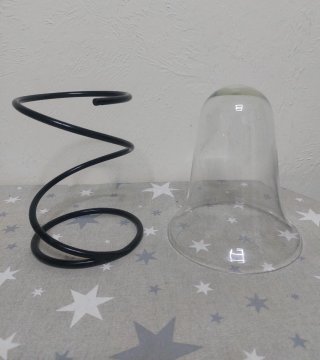Jarrón de cristal con espiral metálica
