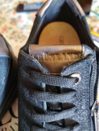 Nuova Scarpe nere con zip comode.