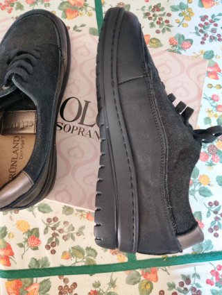 Nuova Scarpe nere con zip comode.