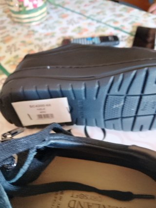 Nuova Scarpe nere con zip comode.
