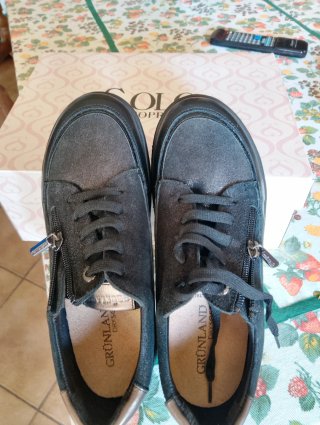 Nuova Scarpe nere con zip comode.