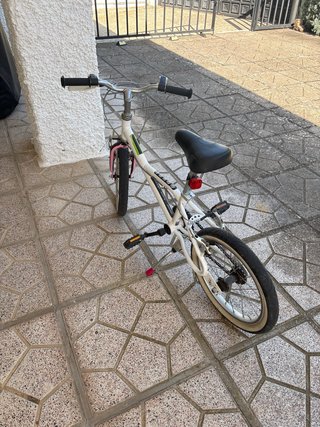 Bicicleta infantil Decathlon blanca