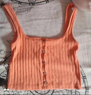 Top naranja de canalé con botones