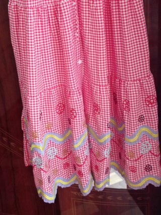 Vestido rojo de cuadros con bordado