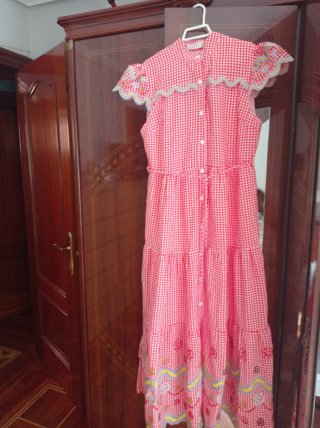 Vestido rojo de cuadros con bordado