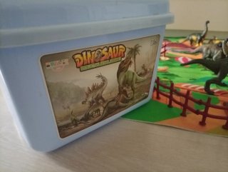 Caja de dinosaurios de juguete