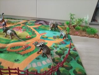 Caja de dinosaurios de juguete
