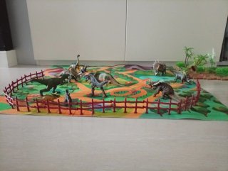 Caja de dinosaurios de juguete