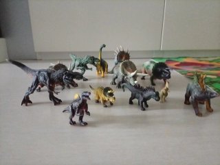 Caja de dinosaurios de juguete