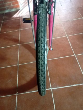 Bicicleta de paseo rosa y blanca