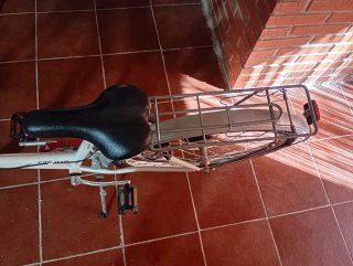 Bicicleta de paseo rosa y blanca