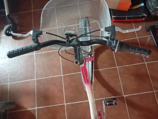 Bicicleta de paseo rosa y blanca