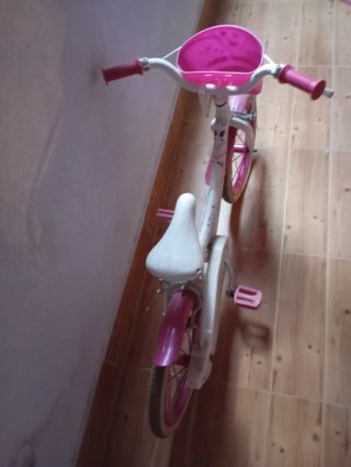 Bicicleta infantil rosa con cesta