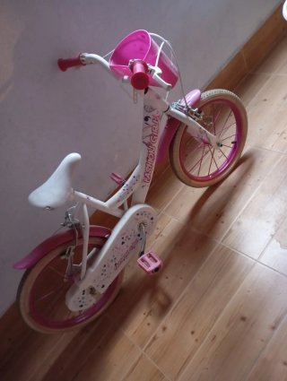 Bicicleta infantil rosa con cesta