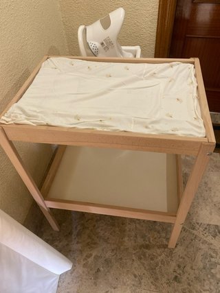 Cambiador y trona de bebé.